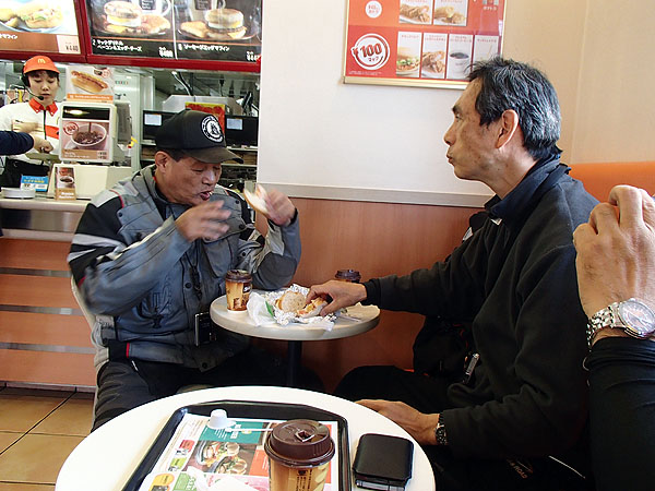 シンさんはマクドナルドにサンドイッチを持ち込み